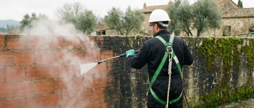 Nettoyage vapeur de votre toiture et façades : Redonnez de la valeur à votre patrimoine sans risque