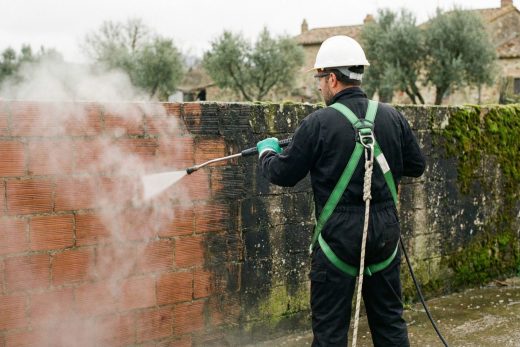 Nettoyage vapeur de votre toiture et façades : Redonnez de la valeur à votre patrimoine sans risque