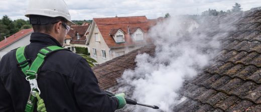 Nettoyage de toiture : Pourquoi la basse pression est-elle l’unique solution pour préserver votre maison ?