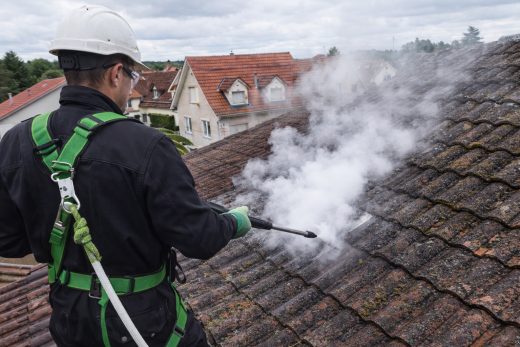 Nettoyage de toiture : Pourquoi la basse pression est-elle l’unique solution pour préserver votre maison ?